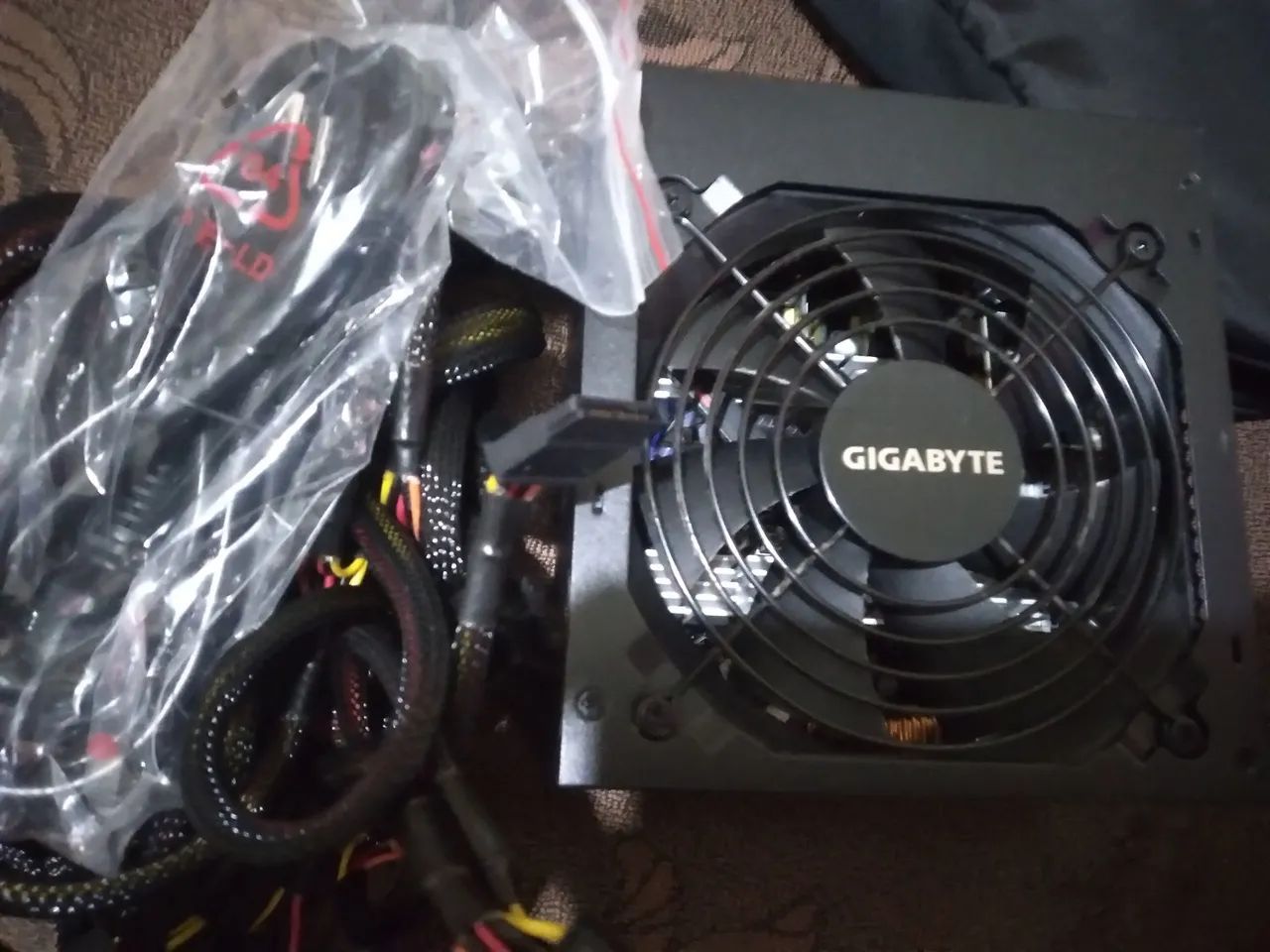 Fonte de 650w  Gigabyte 