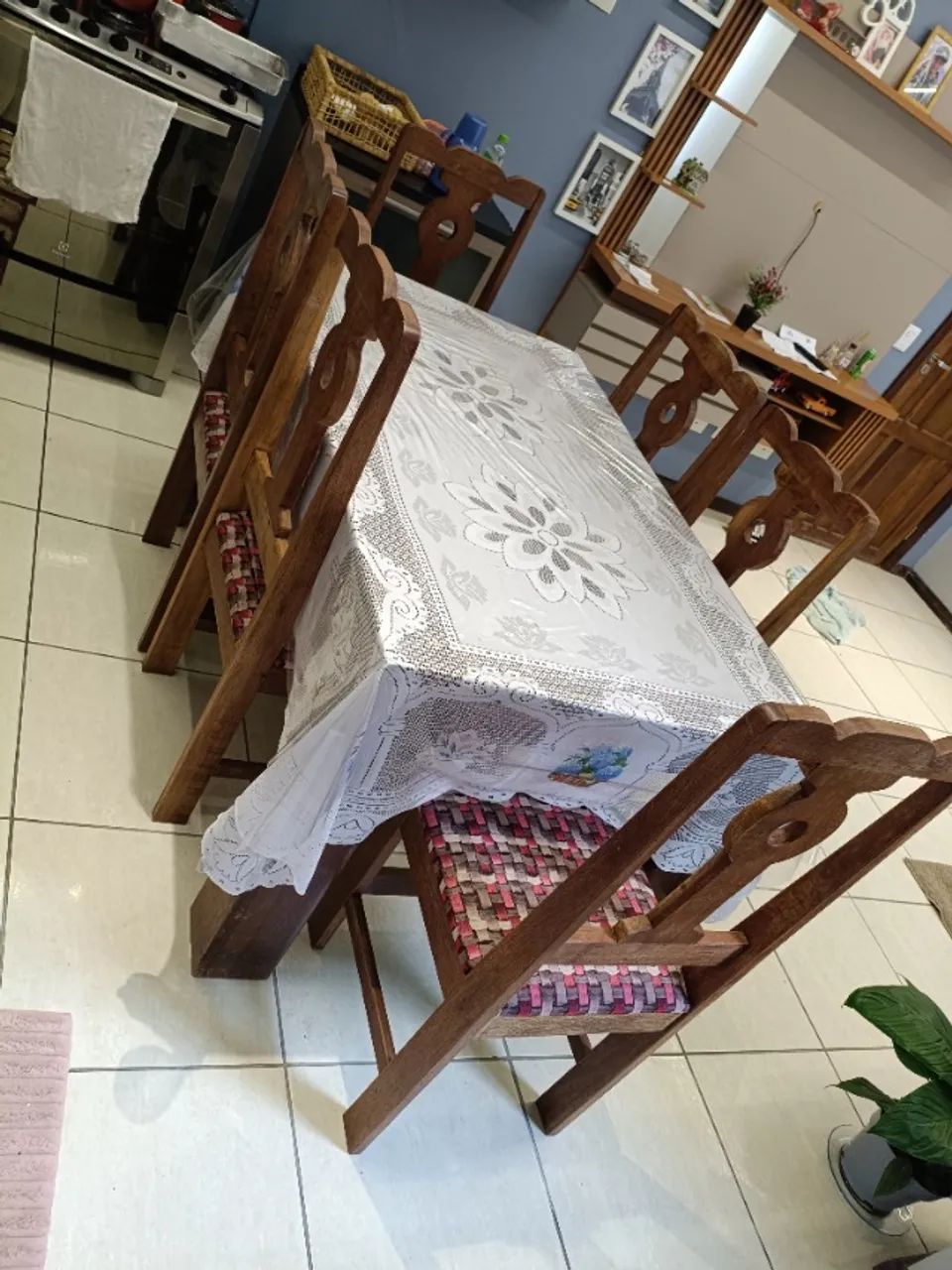 Mesa de madeira com 6 cadeiras  - Foto 5