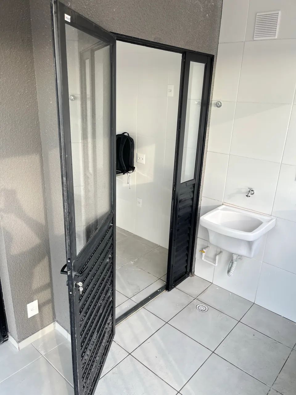 Porta de Alumínio NOVA com vidro e veneziana Completa  - Foto 3