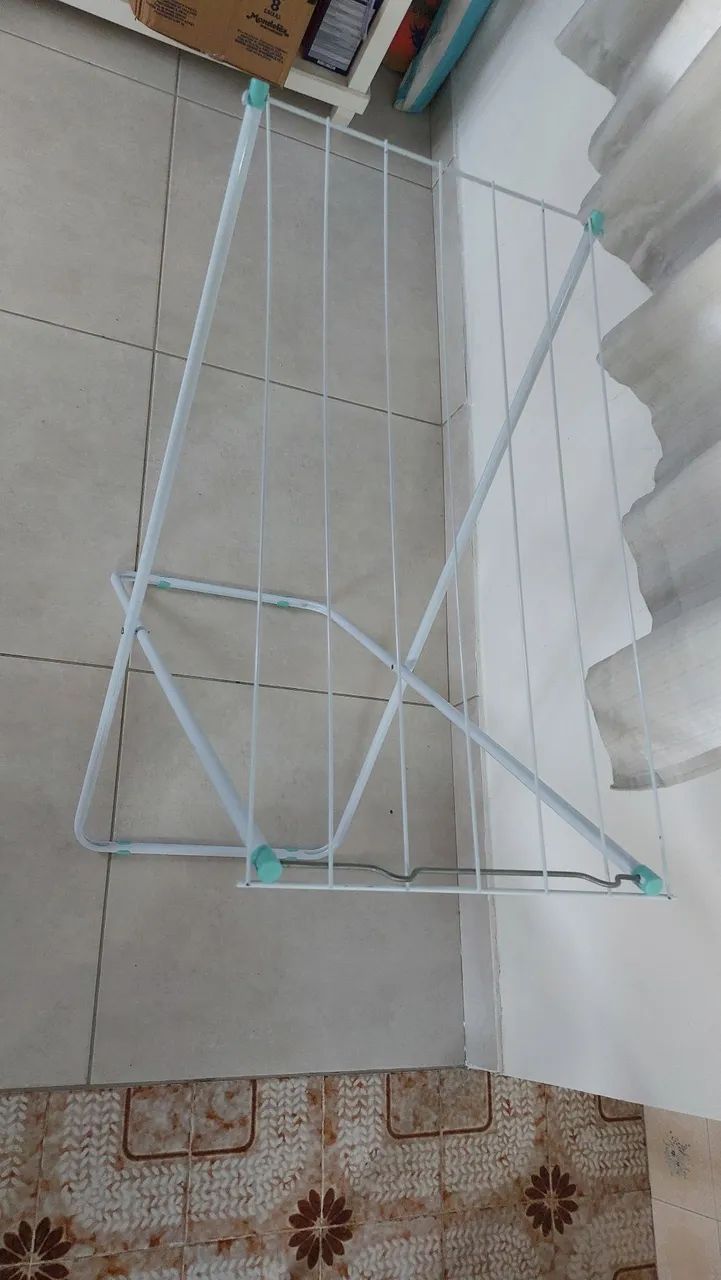 Varal de chão compacto