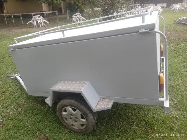 Carretinha Baú fechada, suspensão e pneus novos. - Foto 2