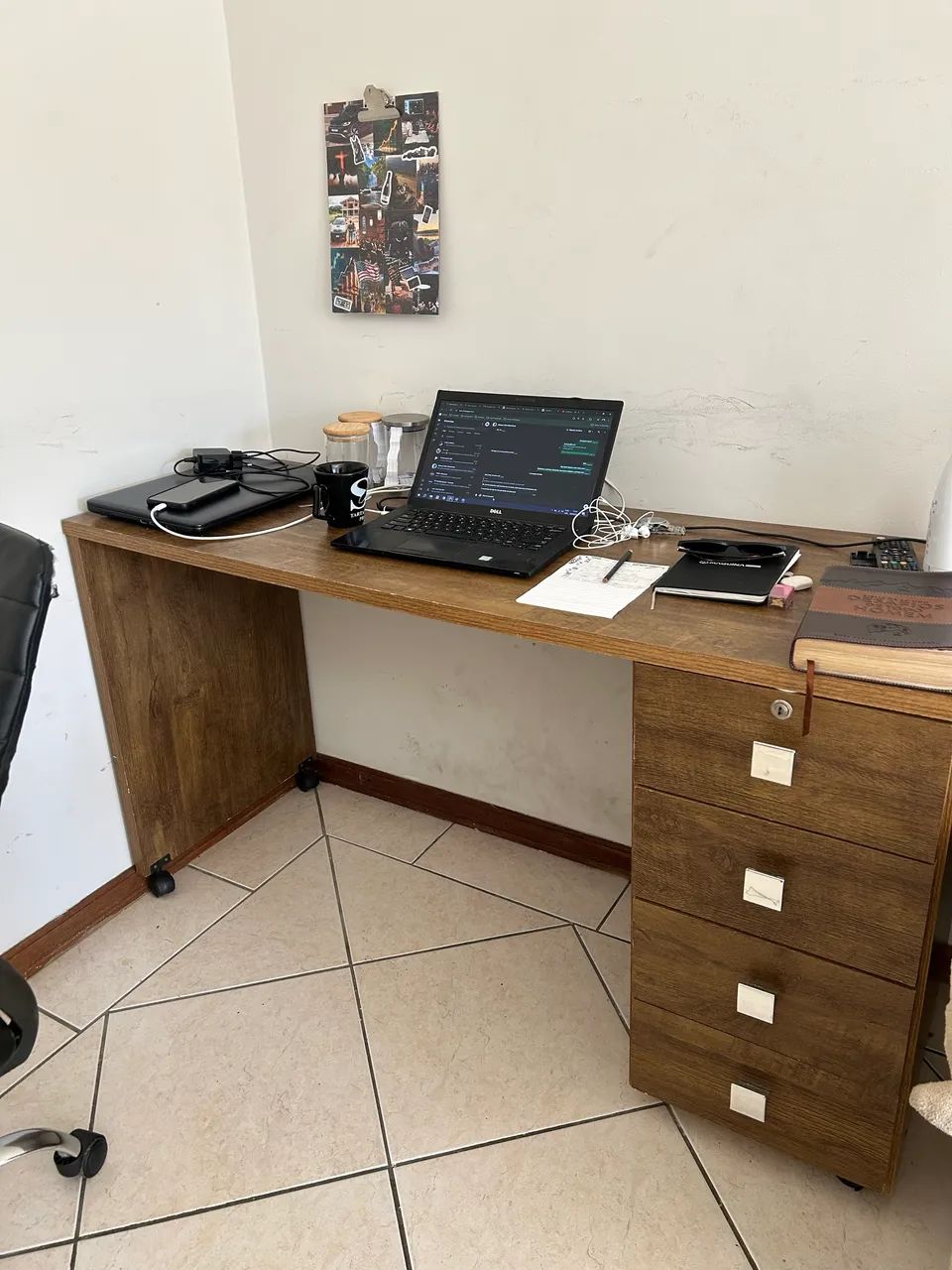Mesa e cadeira de escritório 