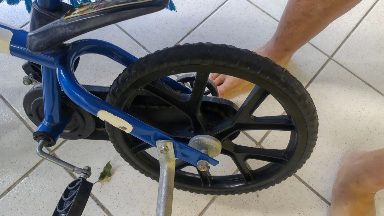 Bicicleta infantil aro 12 - Foto 4