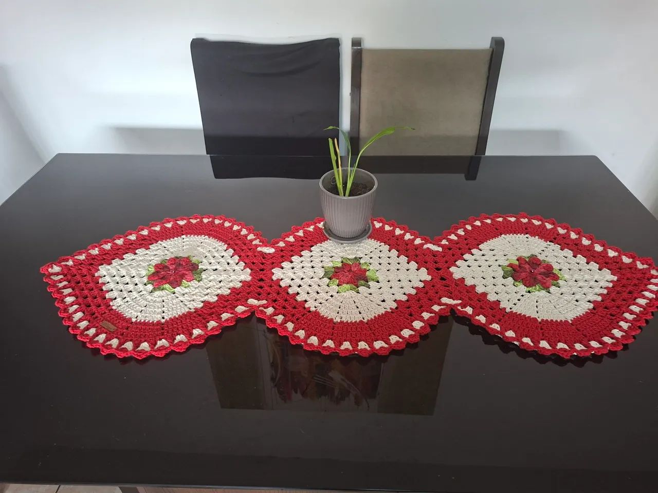 Caminho de mesa artesanal de crochê  - Foto 3