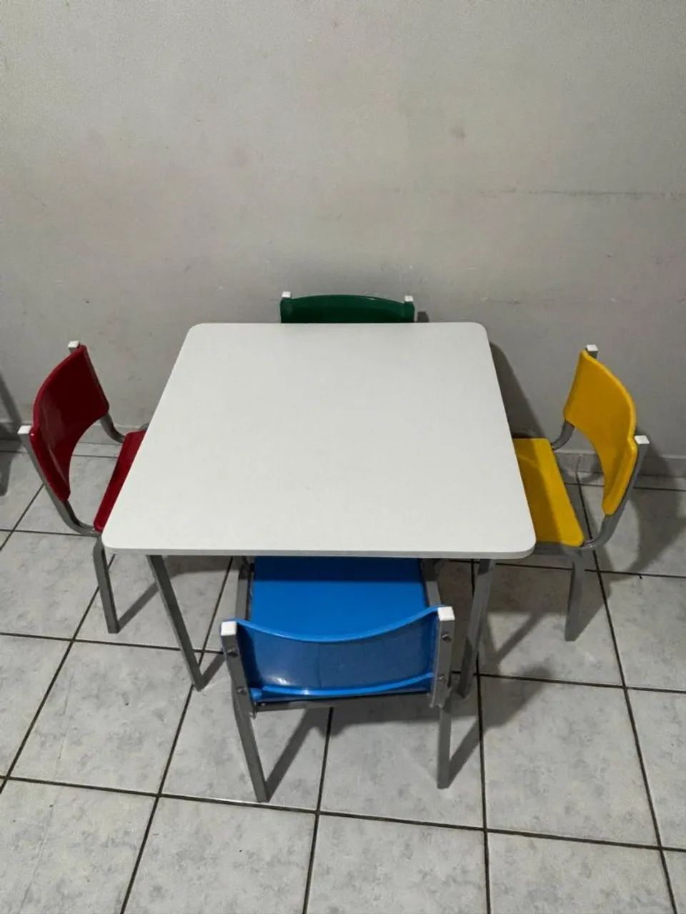 Vendo jogo de mesa e cadeiras infantis - Foto 3