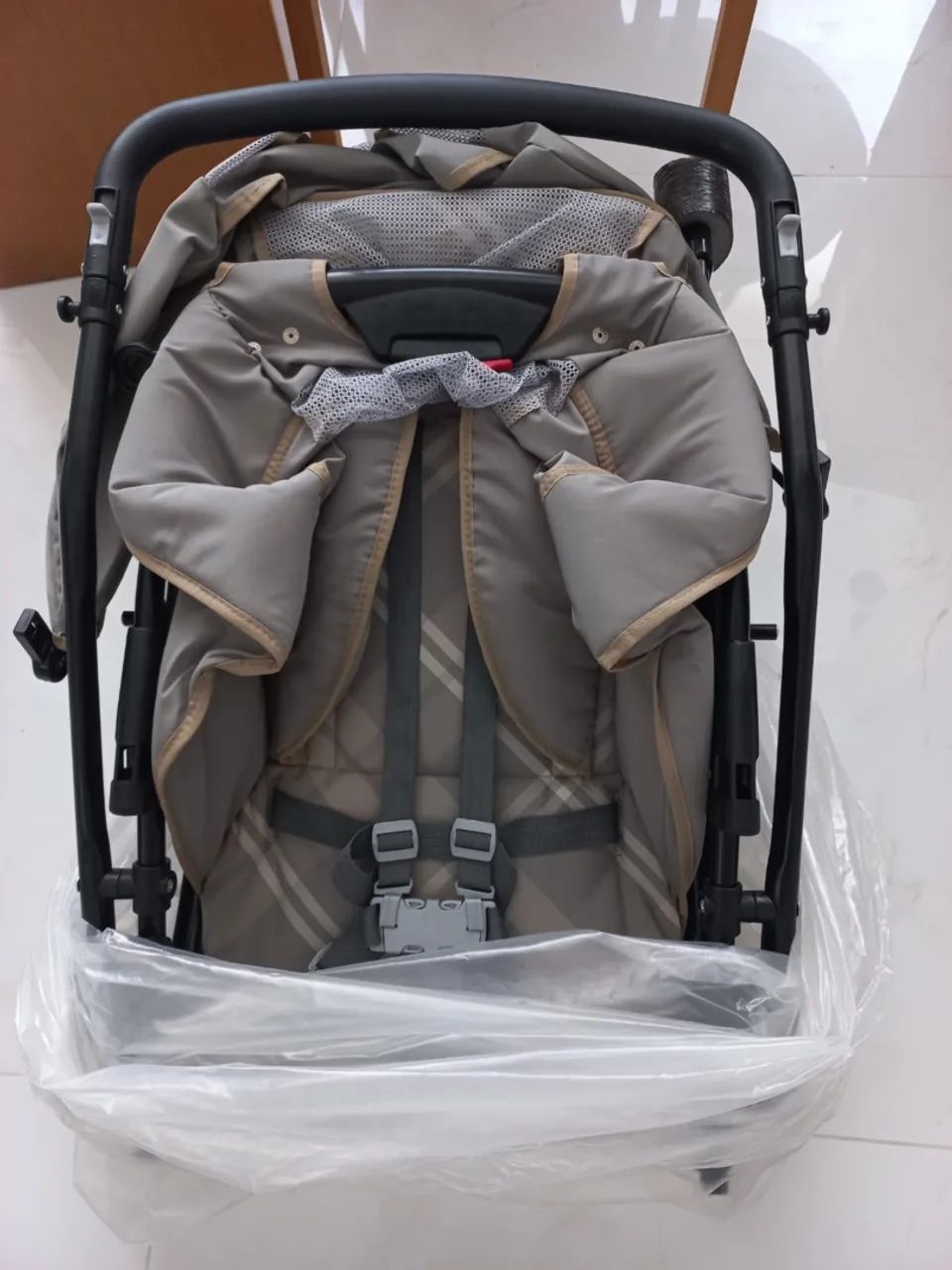 Carrinho de bebê com bebê conforto  - Foto 2