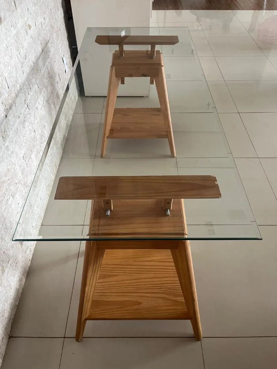 Mesa de Design Autoral com Tampo de Vidro Bisotado e Cavaletes em Madeira Selecionada - Foto 5