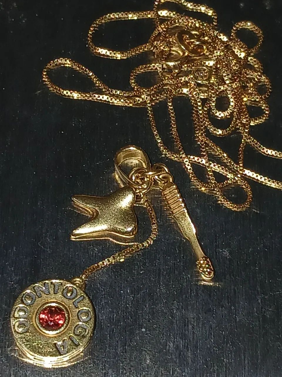 Cordão com pingente odonto, dente e escova 18k