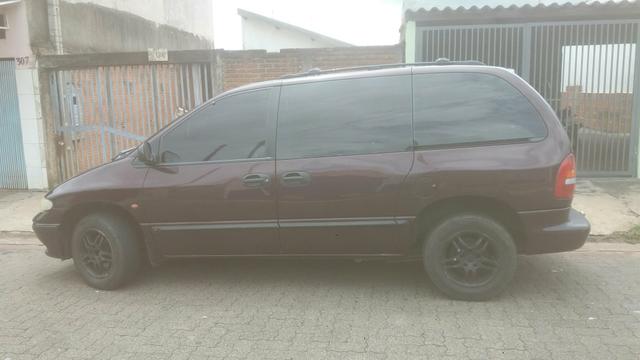 Chrysler Grand Caravan Troco por casa ou chacará - Foto 2