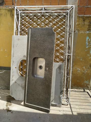Vendo 2 pias de granito e 3 grades