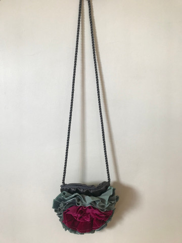 Bolsa de veludo com flor - Foto 2
