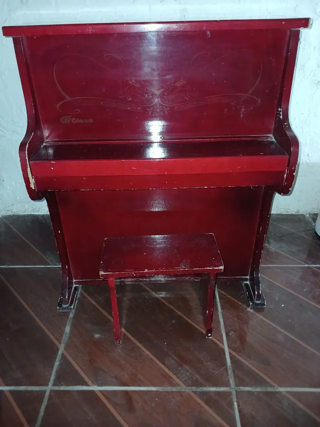 Antigo piano infantil em madeira, feito artesanalmente
