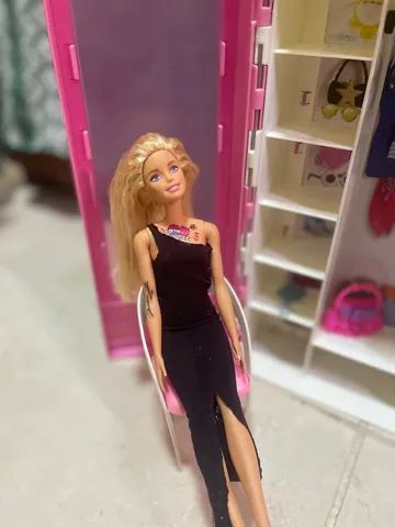 Vende 1 trailer e 1 guarda roupa da barbie com a boneca barbie