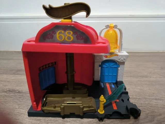 Hot Wheels City Downtown Fire Station Spinout Play Set 