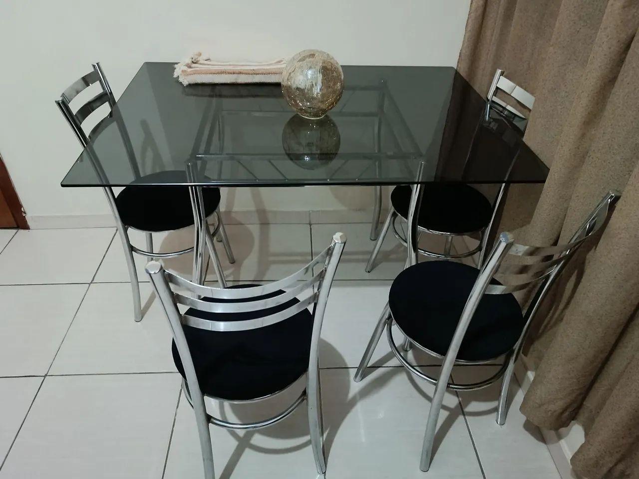 Mesa de jantar de vidro temperado fumê 1,20 por 80- 4 cadeiras - Foto 4