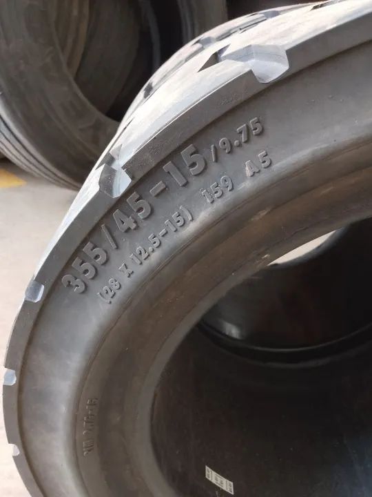 Vende-se 2 pneus usados maciço na medida 355/45-15 ou 28x12.5-15  - Foto 3