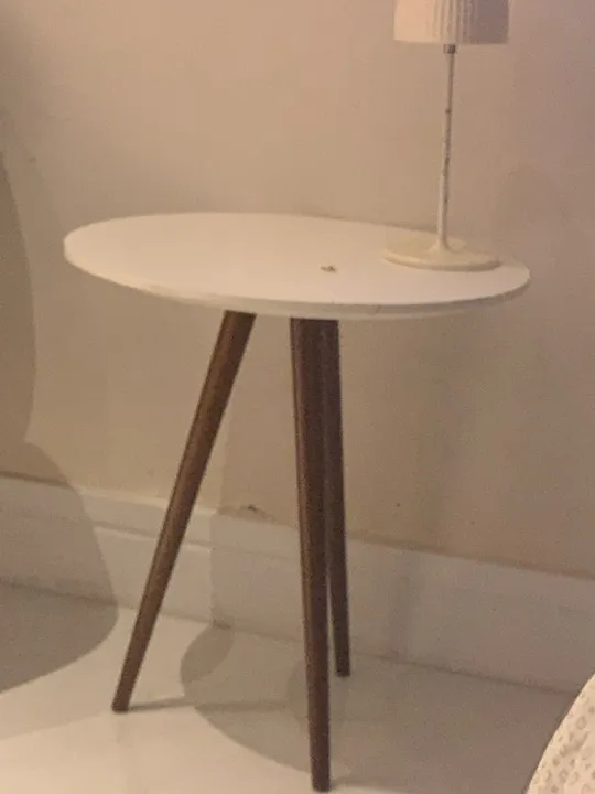 Mesa de centro redonda branca com pés em madeira