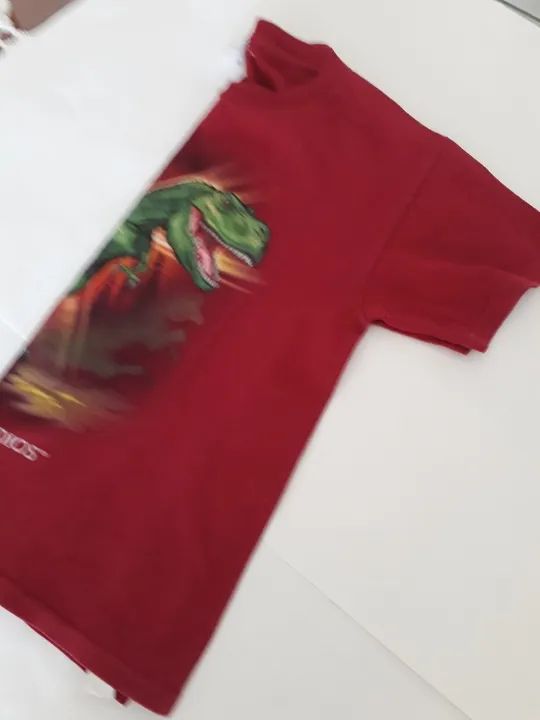 Camiseta Infantil Universal Studios -Vermelha - Tema Dinossauros-tam P - Usada - ótima - Foto 3