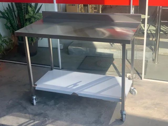 Mesa em inox com prateleira lisa e com rodízio nos pés