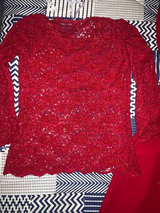 Blusa de Renda e saia estilo sereia Bordadas  com Pedrarias Vermelhas - Foto 3