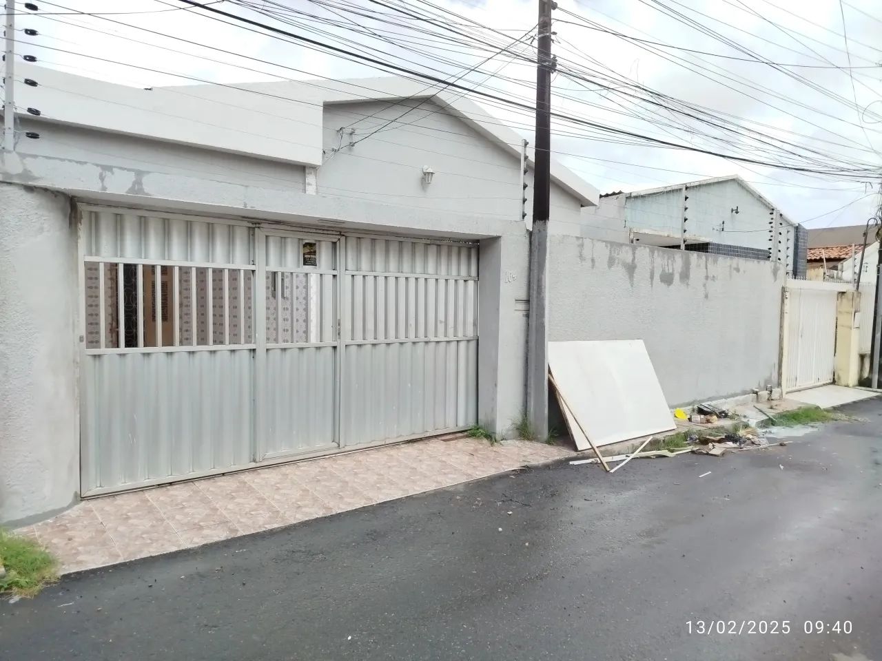 VENDE-SE CASA NO BAIRRO MONTE CASTELO A 100M DA AV. SARGENTO HERMINIO