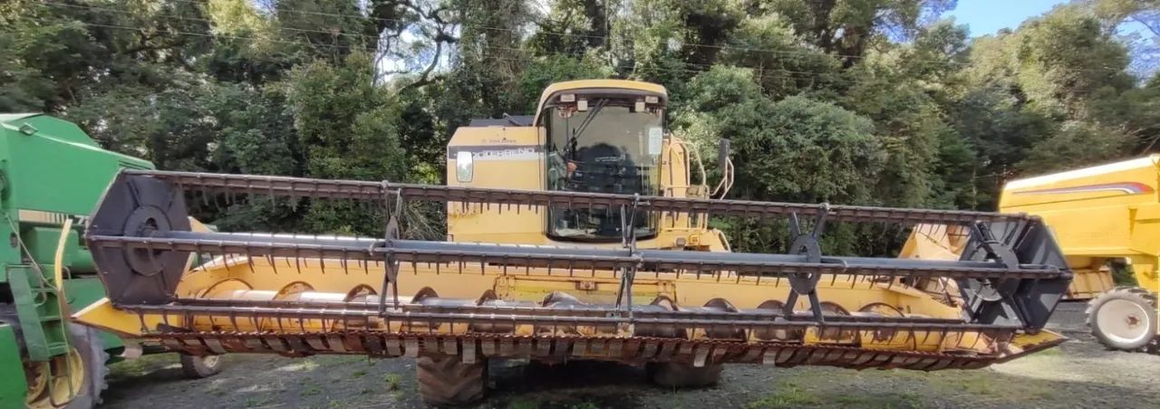 Colheitadeira New Holland - TC59, 23 pés. Fabricação 2004