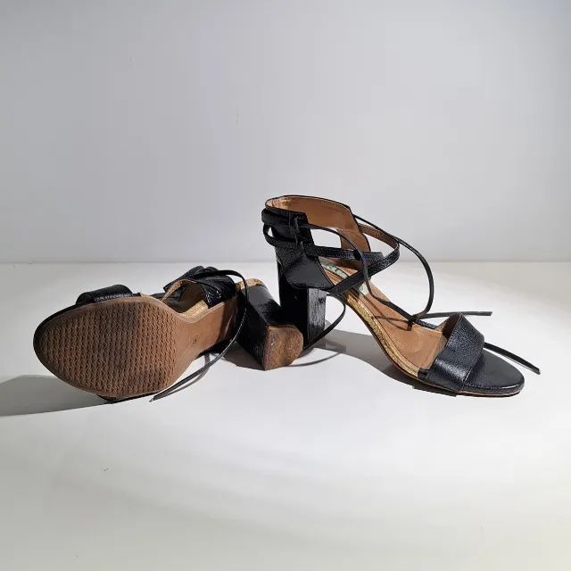 Sandália preta de couro, de amarrar na perna - Foto 3