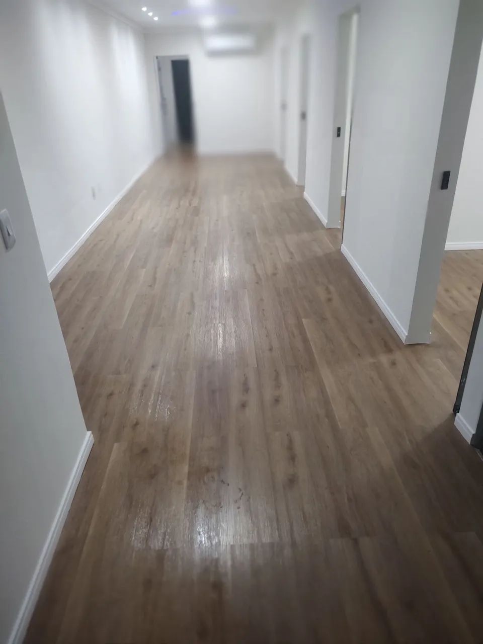 Piso vinílico e rodapé ( instalação )