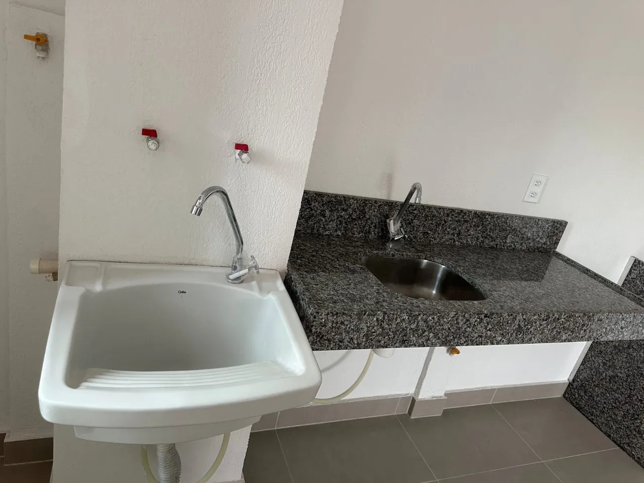 Vendo 1 bancada e tanque conforme foto