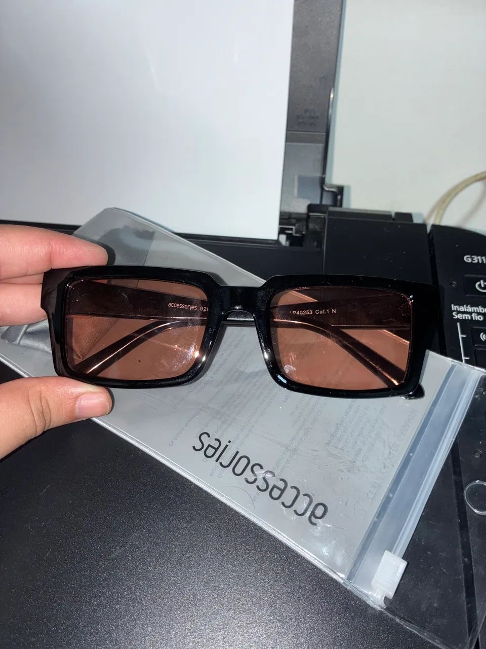 Óculos de sol moderno e despojado!