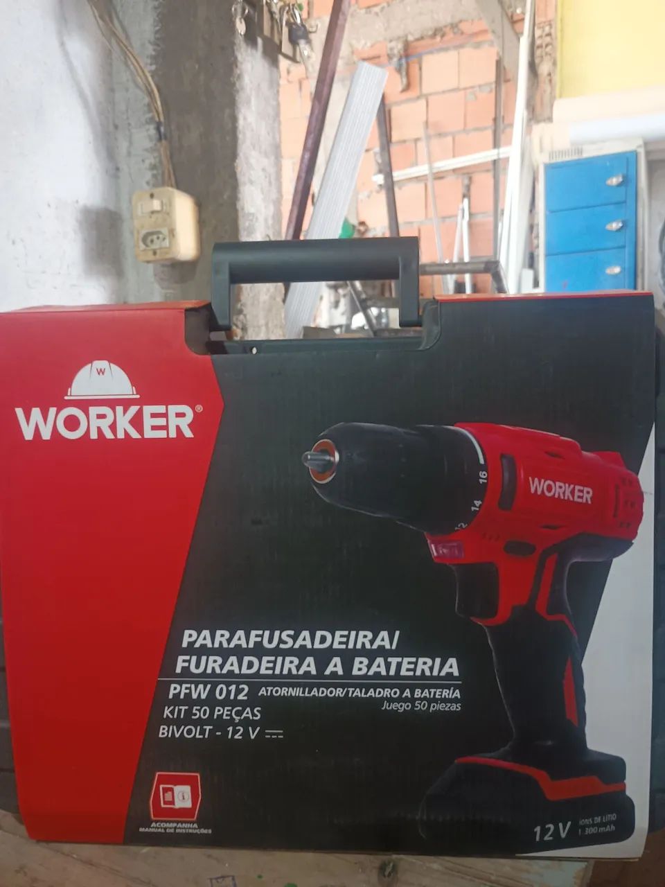 Furadeira e Parafusadeira a Bateria 12V Bivolt - Kit 50 Peças - Foto 3