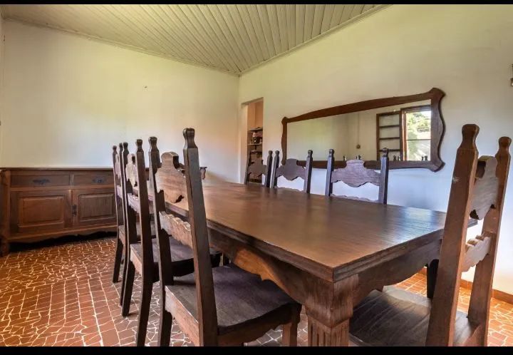 Conjunto de sala de jantar em mogno maciço 