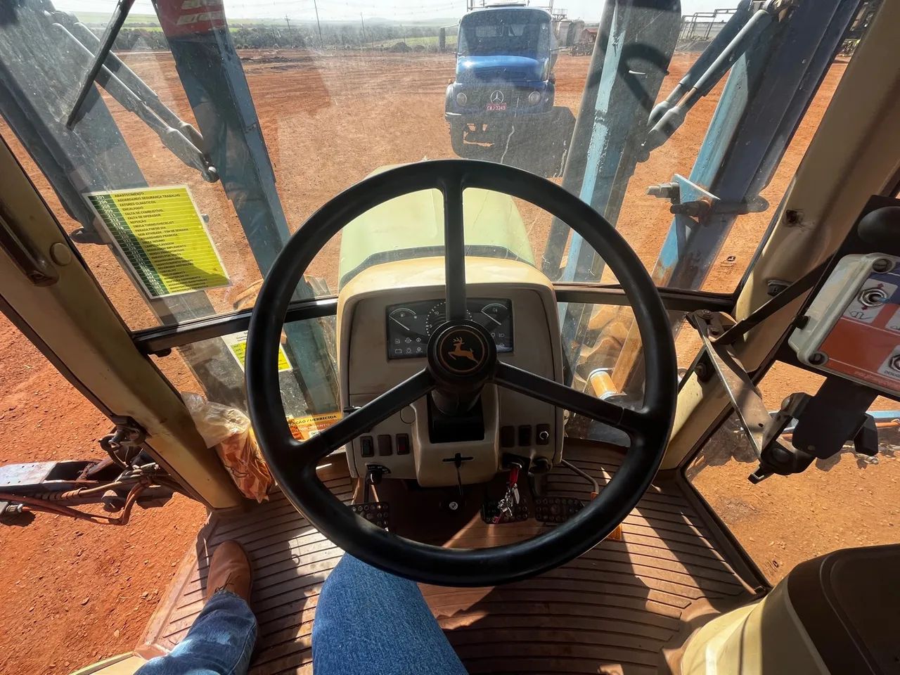 Trator John Deere 6110J com pulverizador barra central - Foto 5