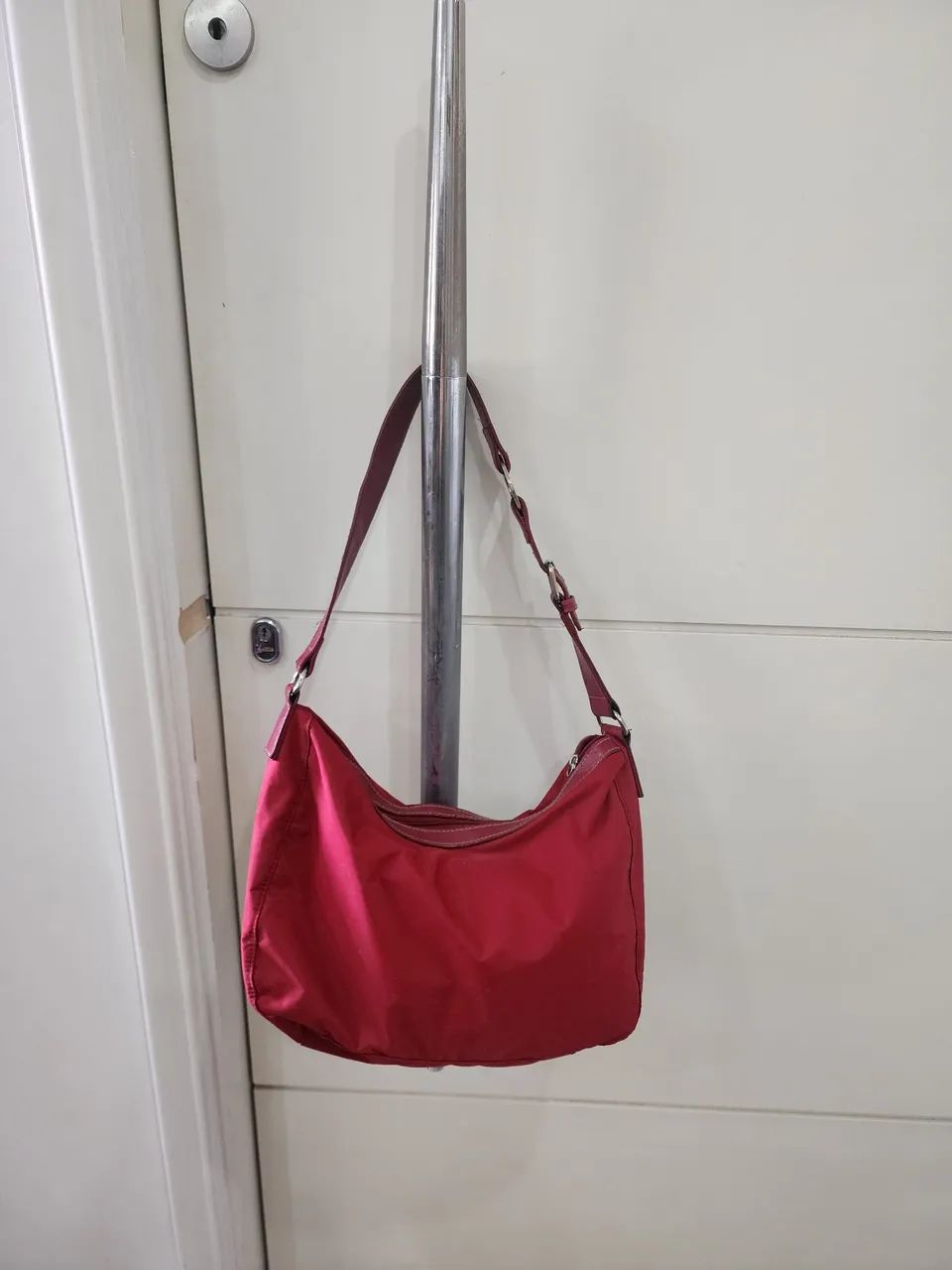 Bolsa de nylon Vermelha com alça e bolsos de couro vintage - Foto 2