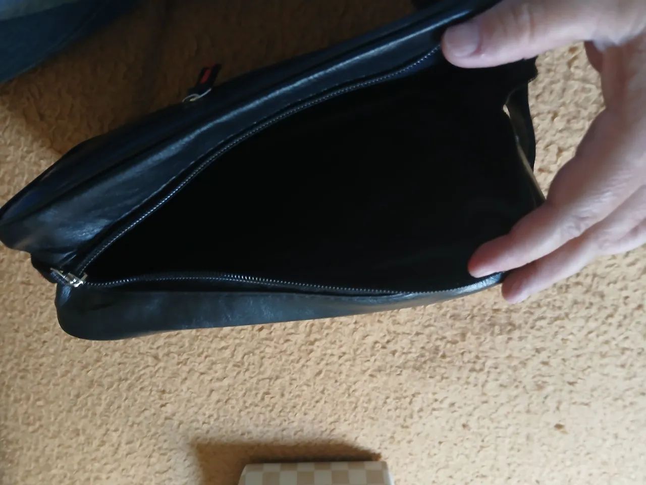 Necessaire preta com design elegante - Foto 2