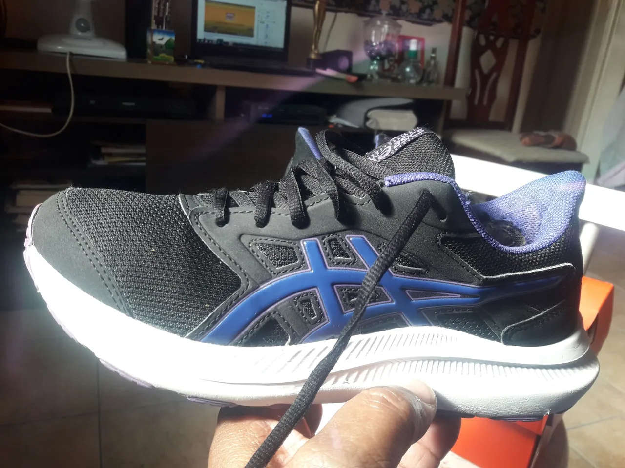 Tênis Asics Gel-Jolt 4 - Preto com detalhes em azul