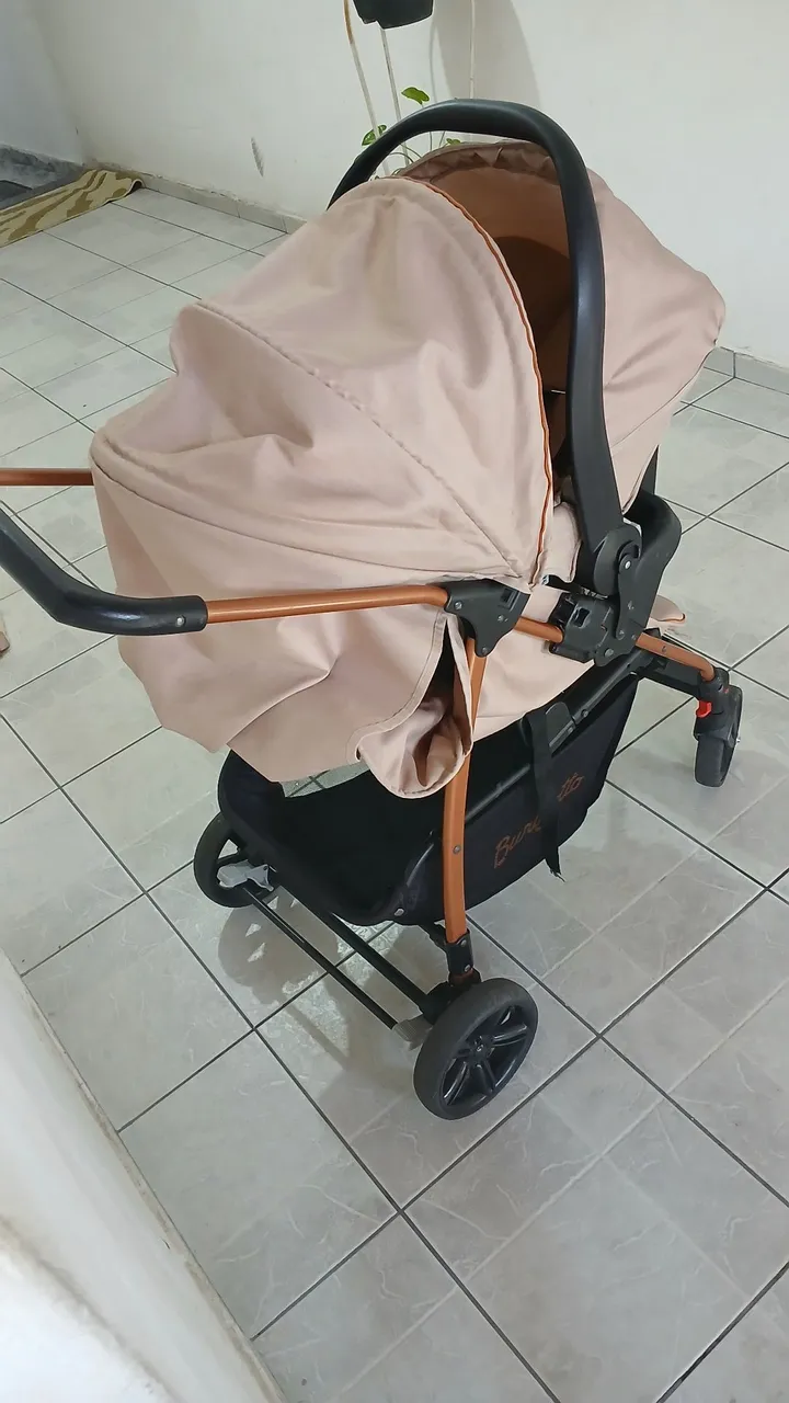 Carrinho com bebê conforto Burigotto