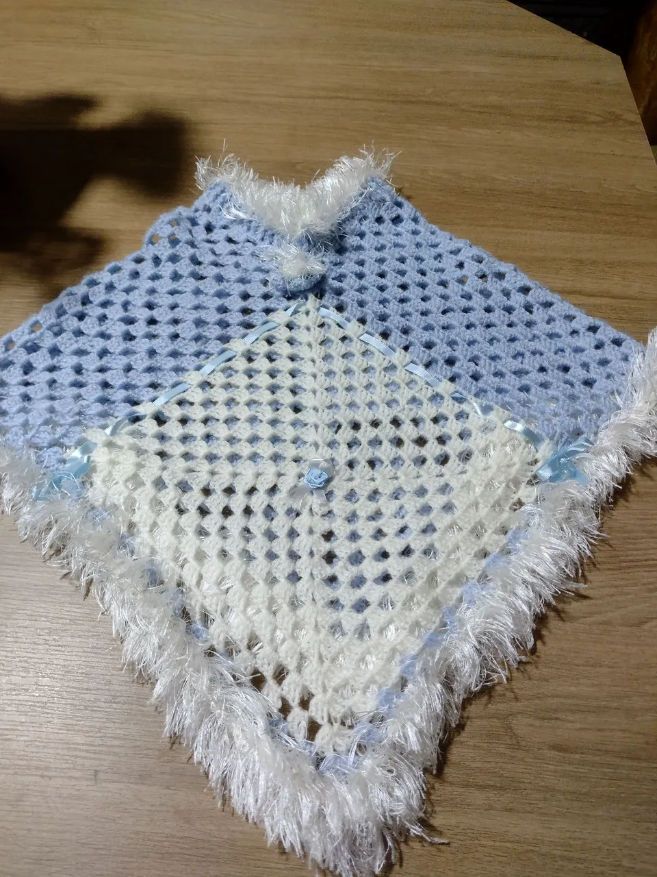 Poncho de Crochê Artesanal em Lã- até 4anos