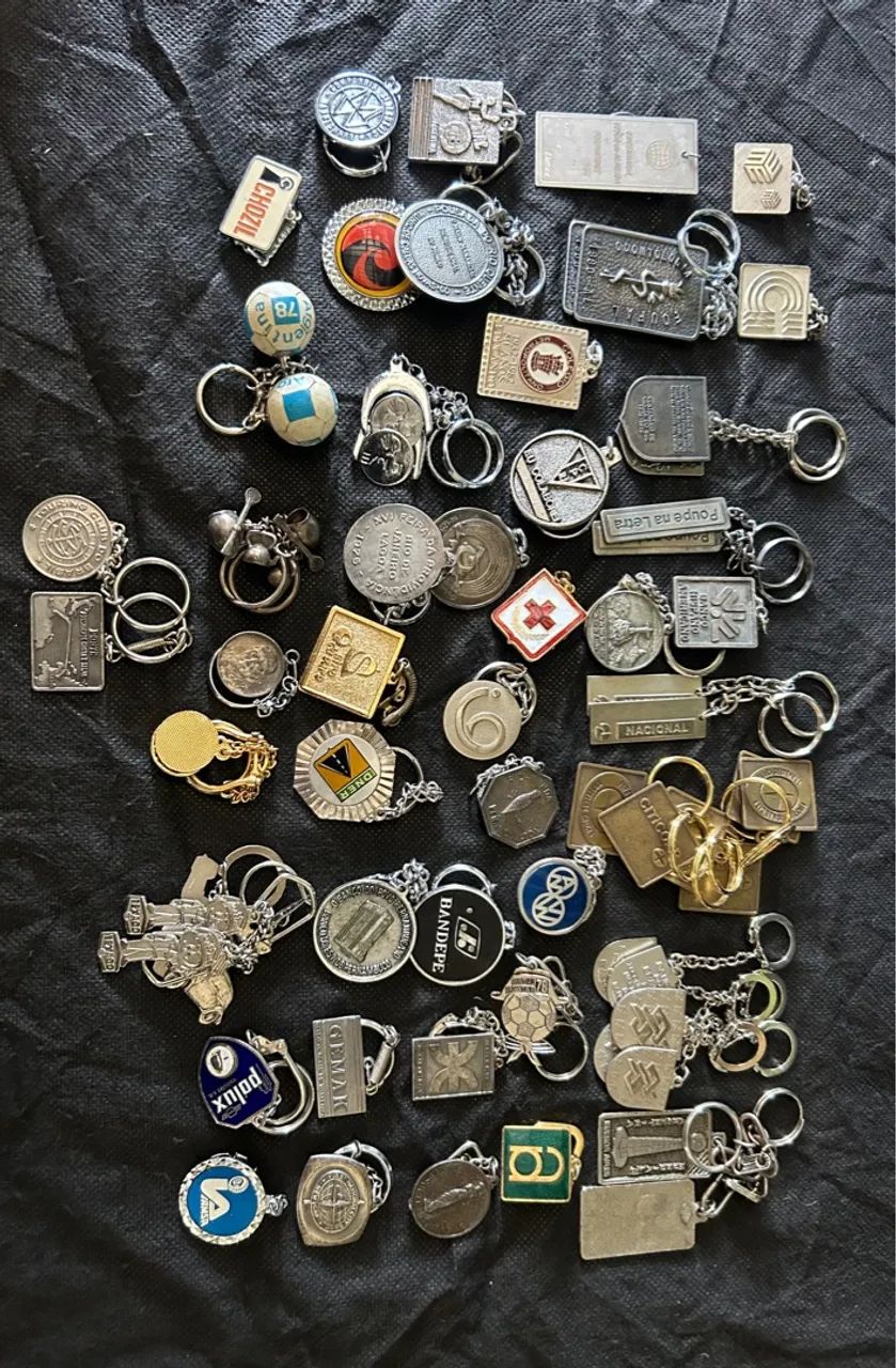 Coleção de chaveiros de época.