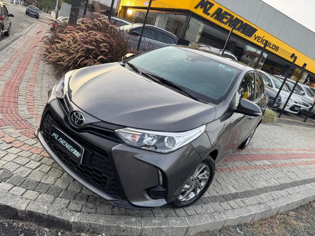 YARIS XS SEDAN 1.5 FLEX 16V 4P AUT.  CINZA 2022/2023 - Foto 2