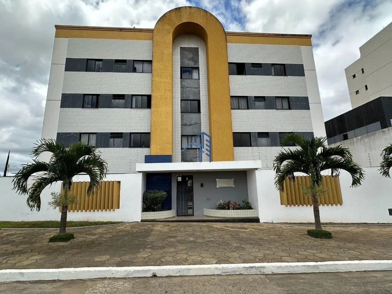 APARTAMENTO COM 2/4 NO CANDEIAS