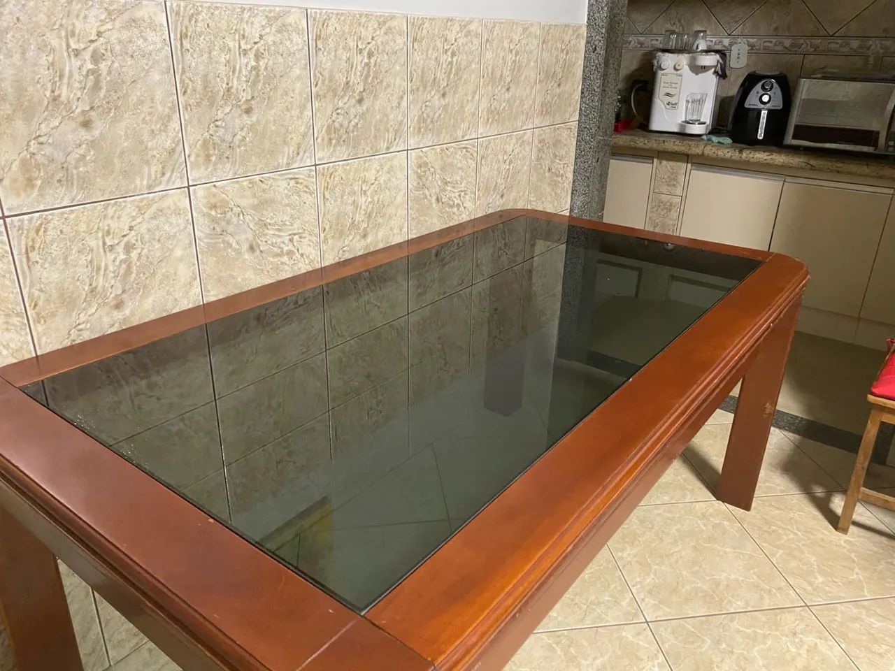 Mesa de madeira com tampa de vidro. - Foto 2