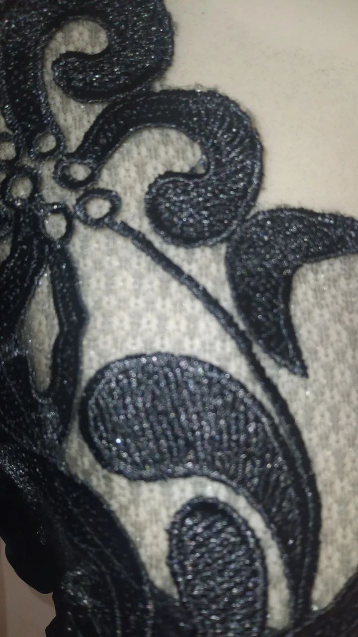 Blusa preta com detalhes em renda - Foto 4