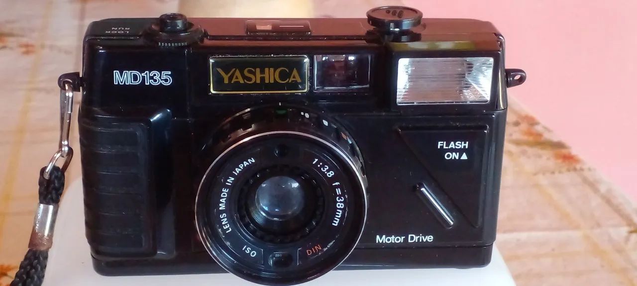 Vendo Câmara Yashica MD 135 Clássica e Funcional 