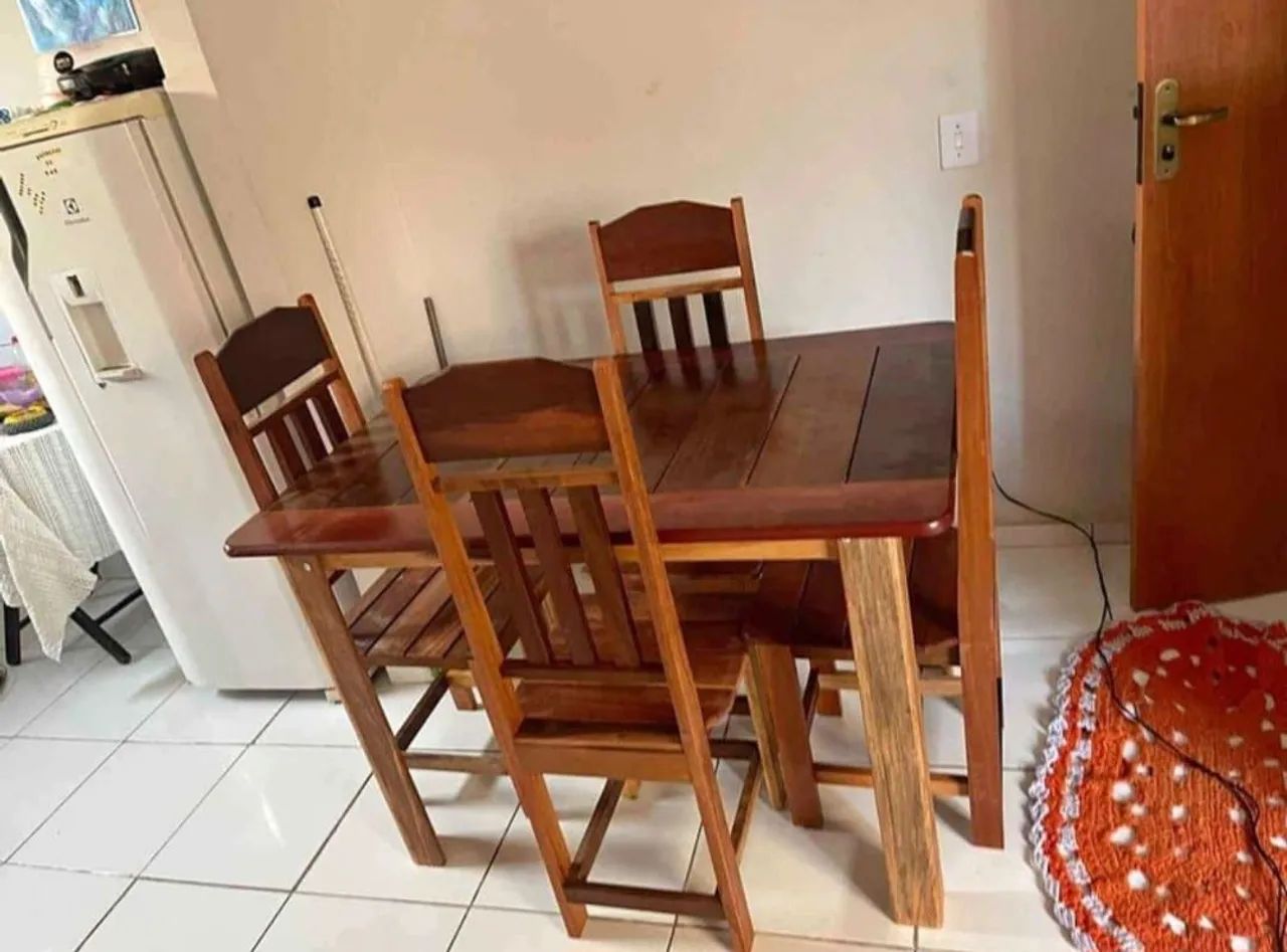 Vendo Mesa de Madeira com 4 Cadeiras 