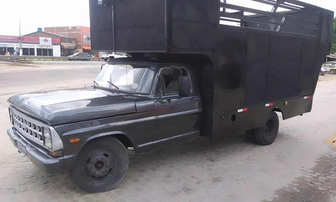 Carro de som disponível para eventos e propagandas.