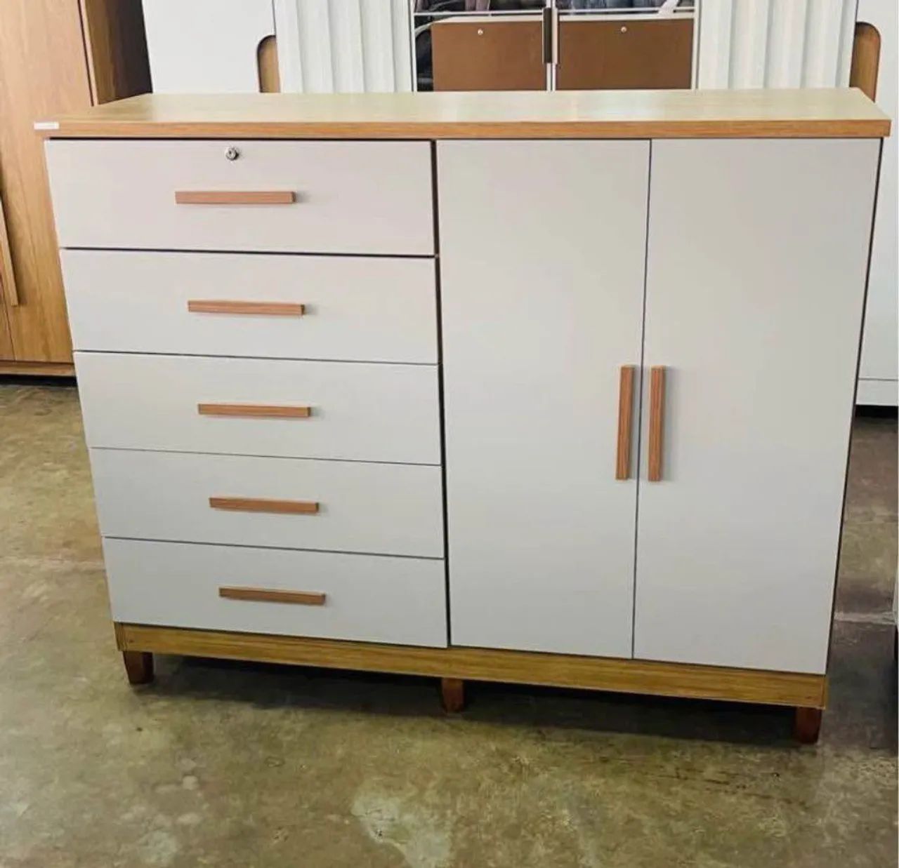 Cômoda com gavetas e portas - Design moderno