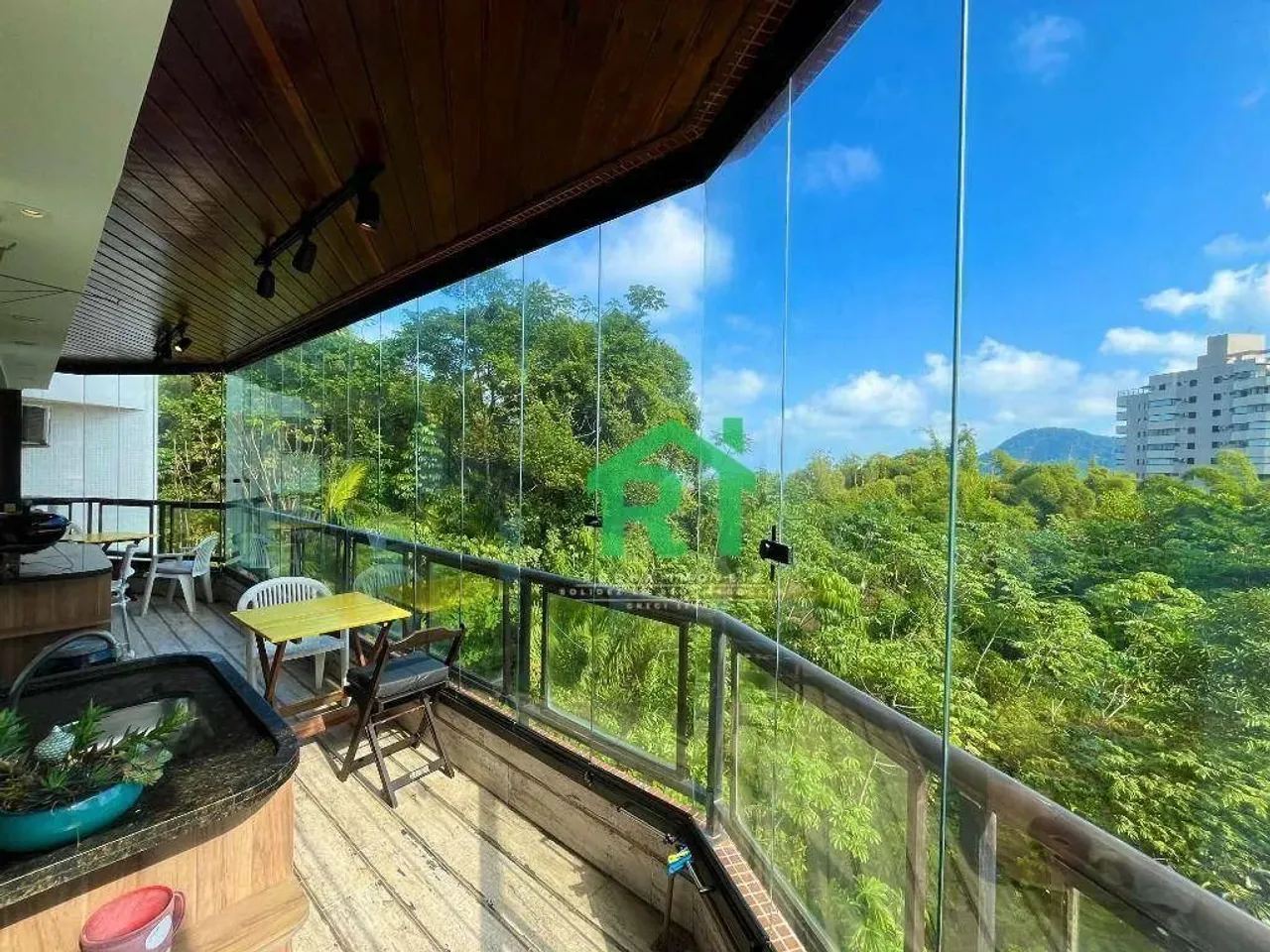 Apartamento à venda na Praia do Tombo I Rocha Imóveis Guarujá.