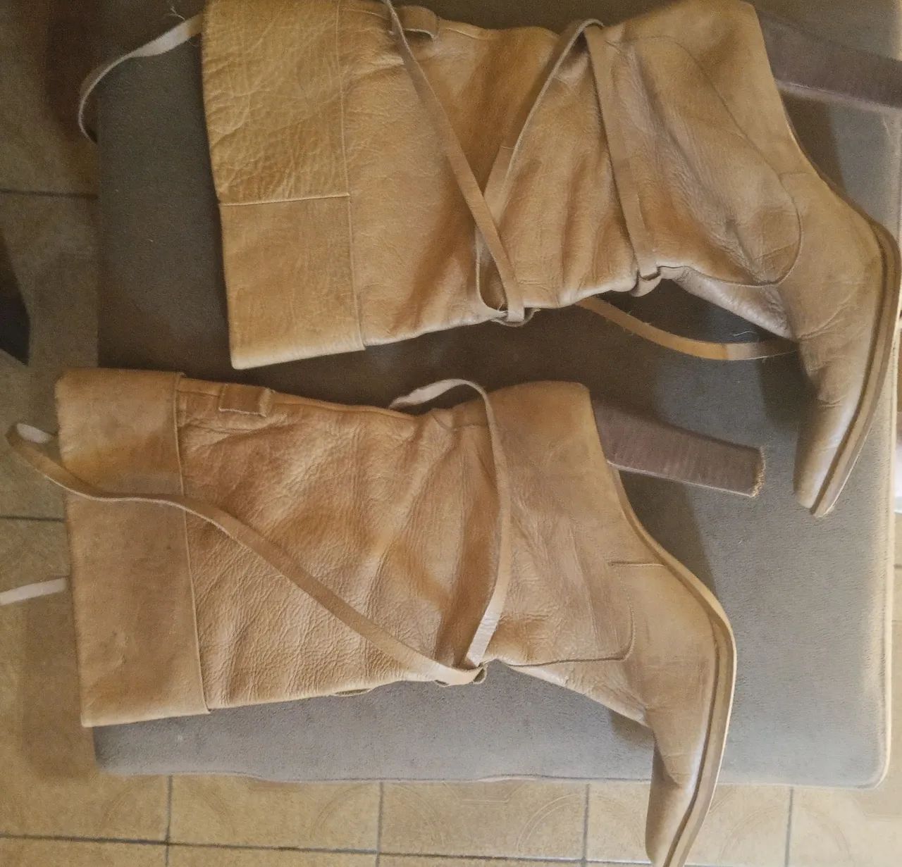 Bota beje de couro de amarrar n36 