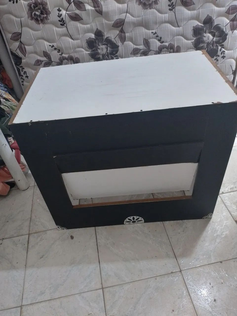 Escrivaninha balcao funcional com bordas pretas - Foto 3
